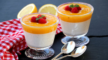 Yoghurt panna cotta med mango- og sitronsaus